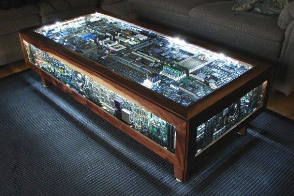 Mesa feita com placas de computadores para casas high-tech.